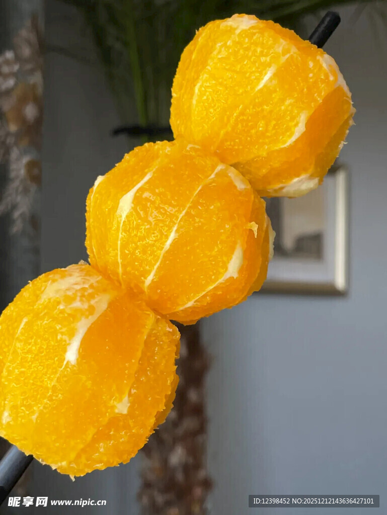 三枚金黄饱满的仿真橘子