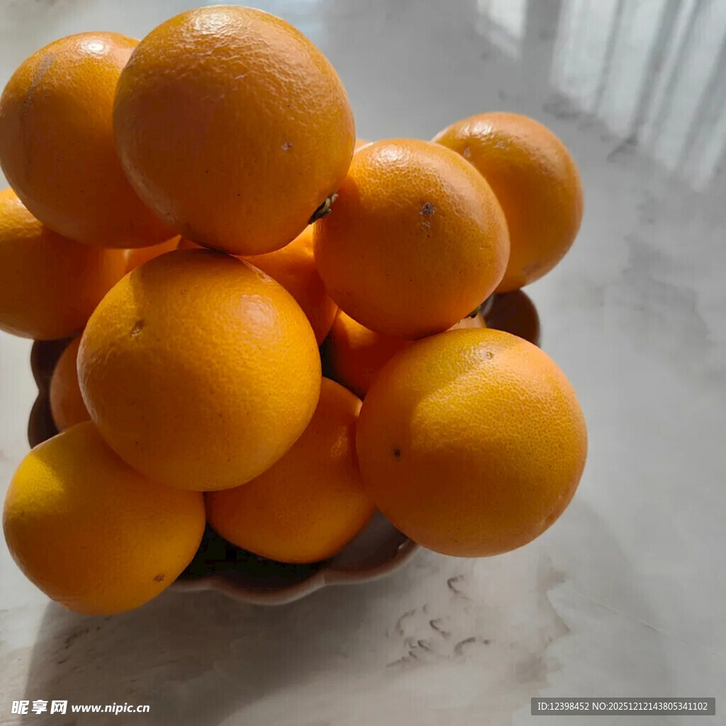满满一碗新鲜橙子