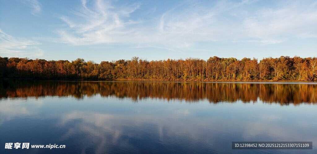 秋日湖畔美景