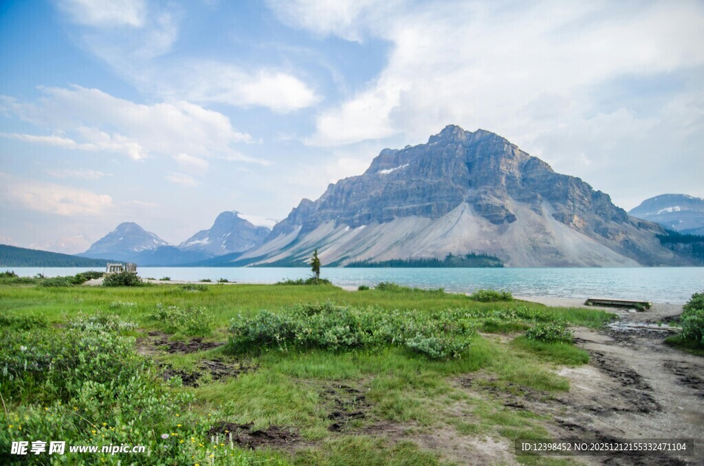 湖畔草地间的壮丽山景