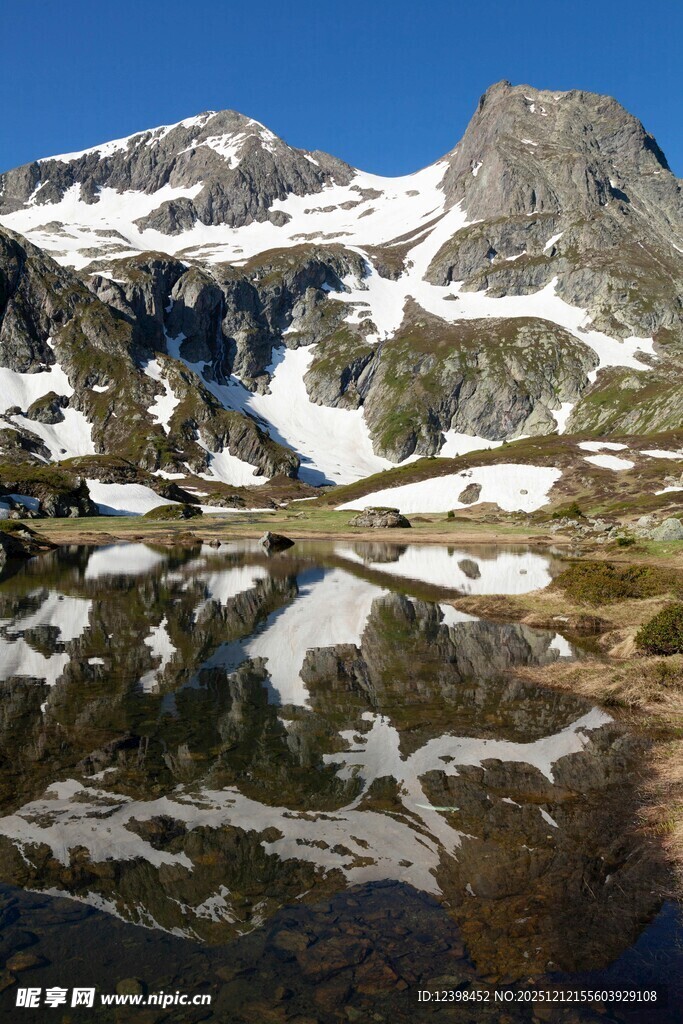 雪山湖泊美景倒影