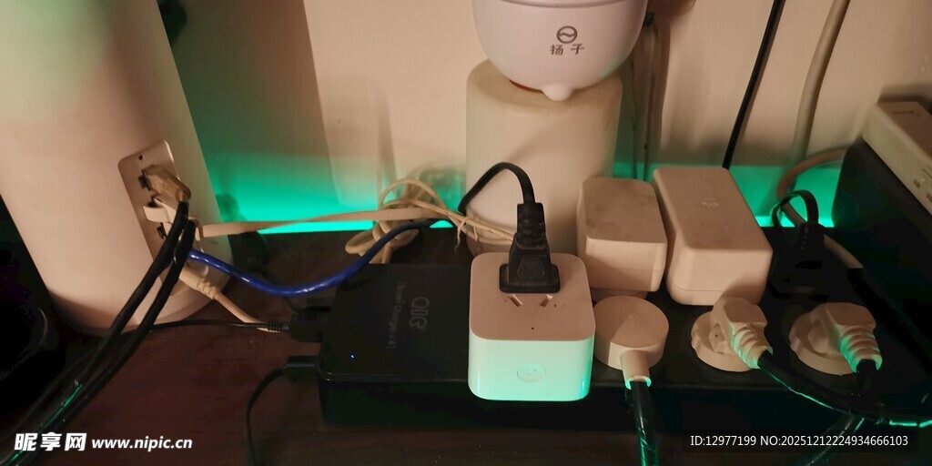 桌上电子设备与配件组合