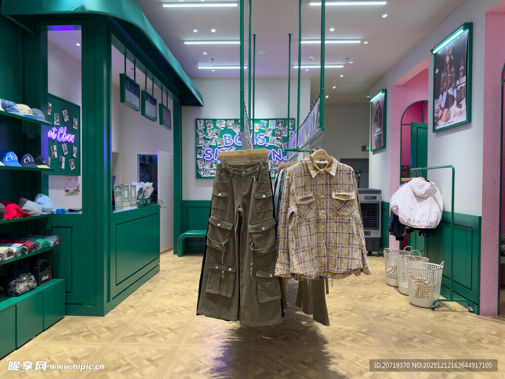 时尚服装店内部陈列展示