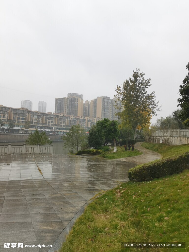雨后城市公园景观一角