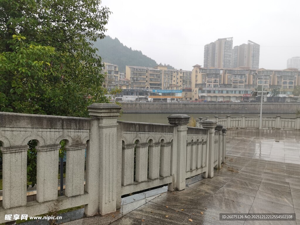 江边护栏旁的城市朦胧景致