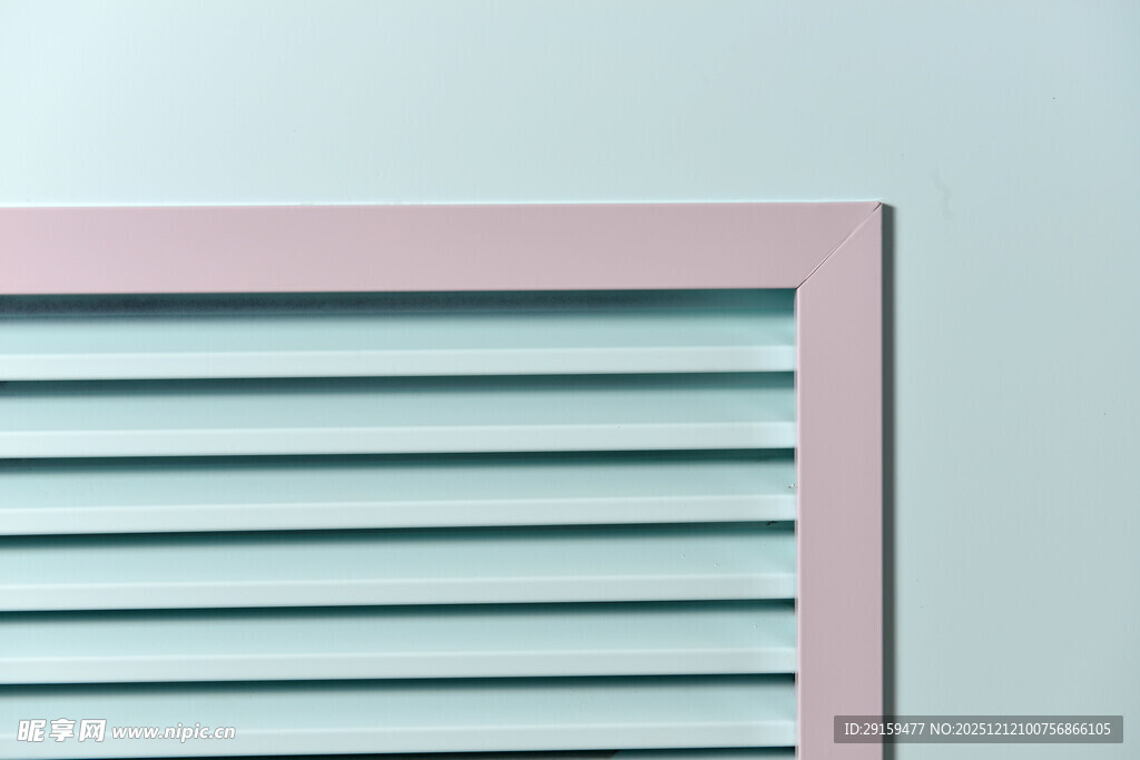 粉色边框百叶窗特写