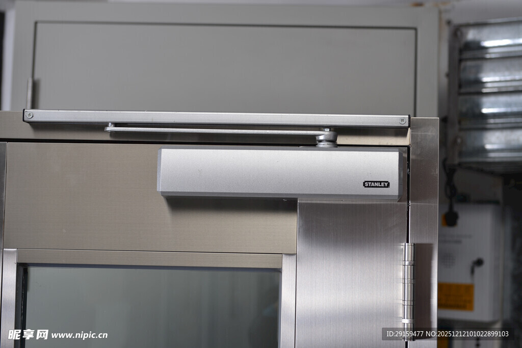 现代简约风格金属质感设备