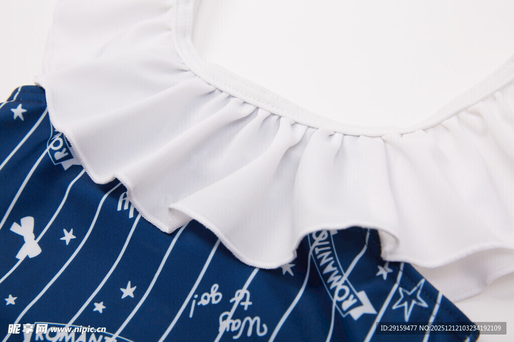 蓝白童装衣领细节展示