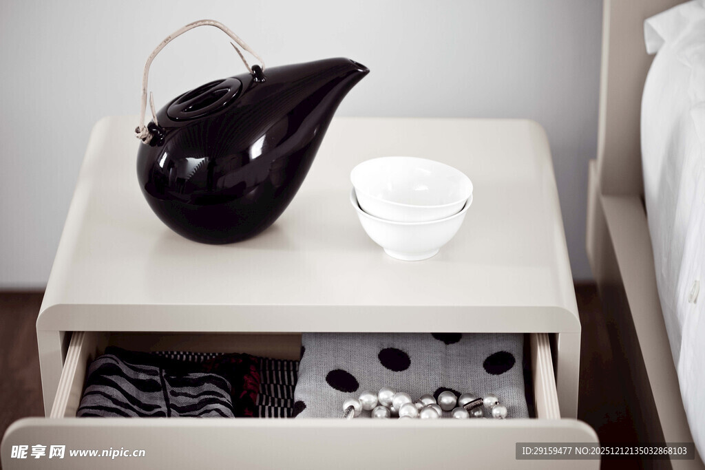 简约床头柜上的茶具与抽屉