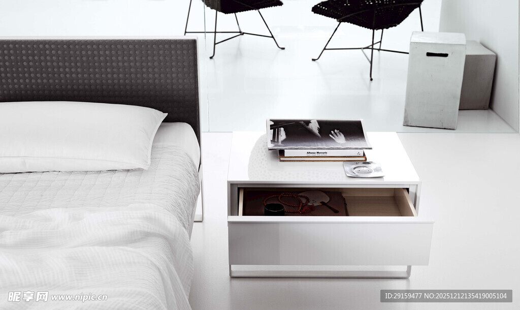 简约白色床头柜带抽屉