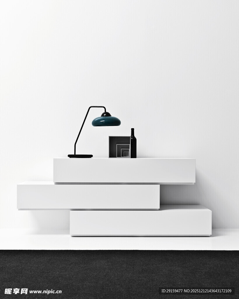 简约白色置物架上的台灯
