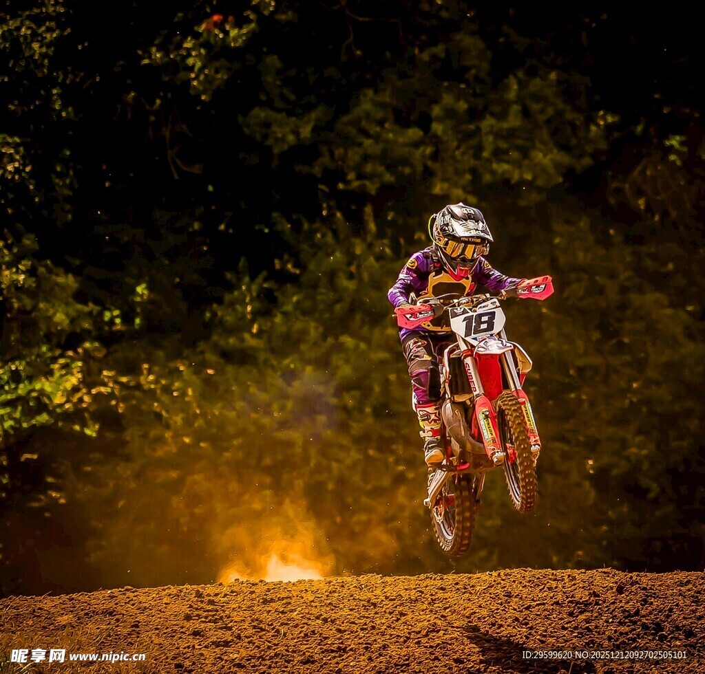 越野摩托飞跃瞬间