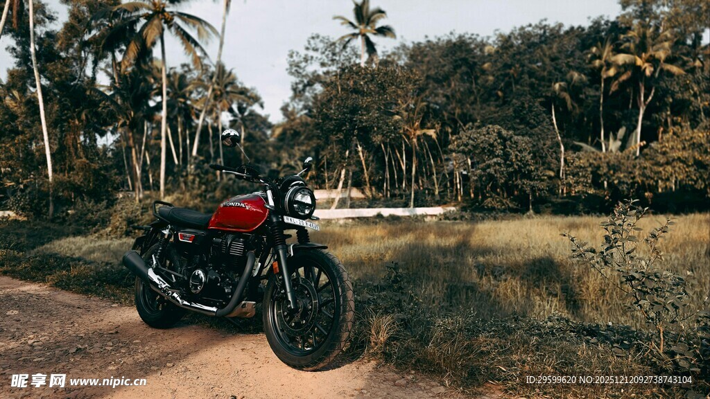 公路旁的复古摩托车