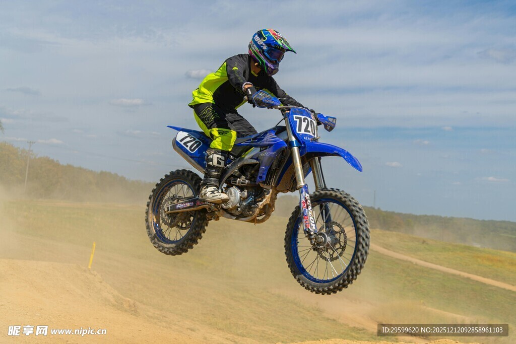 越野摩托飞跃瞬间