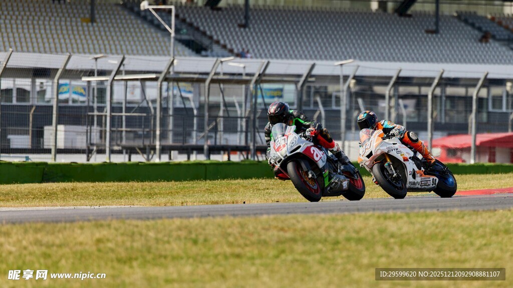 摩托车赛场精彩瞬间