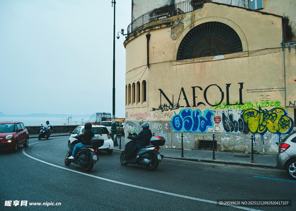 那不勒斯街头的摩托与涂鸦