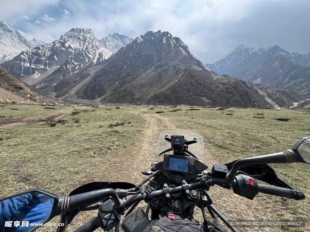 骑行于壮美山间的摩托车