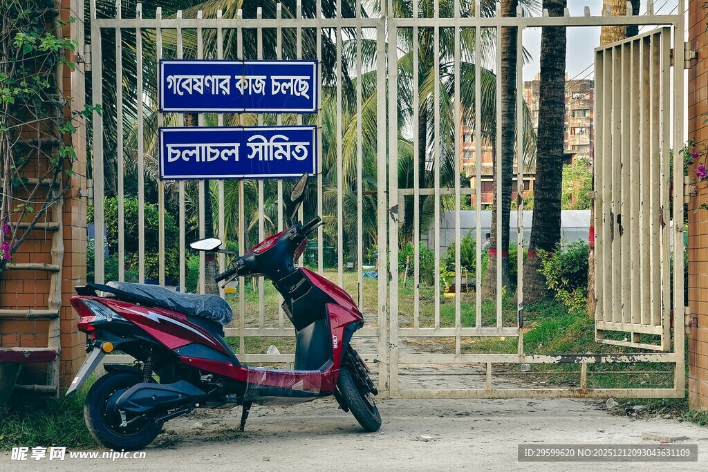 校门旁的红色电动摩托车