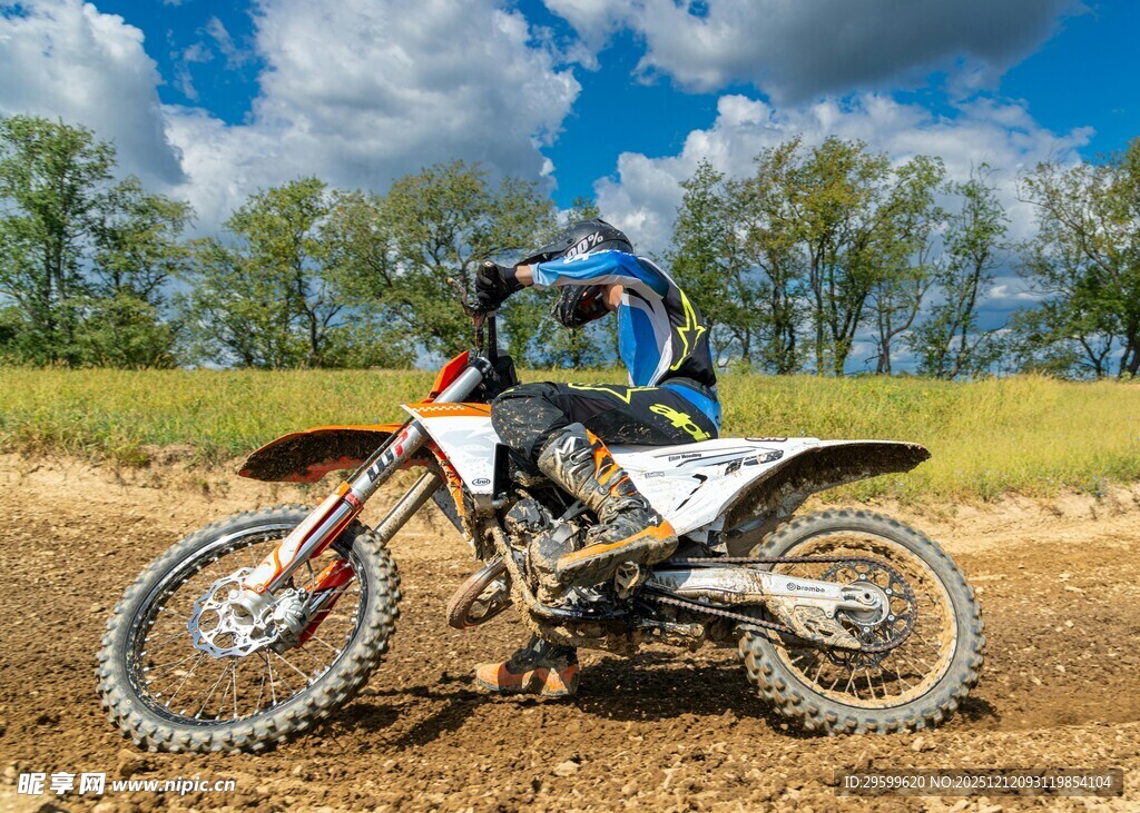 越野摩托骑手驰骋田野