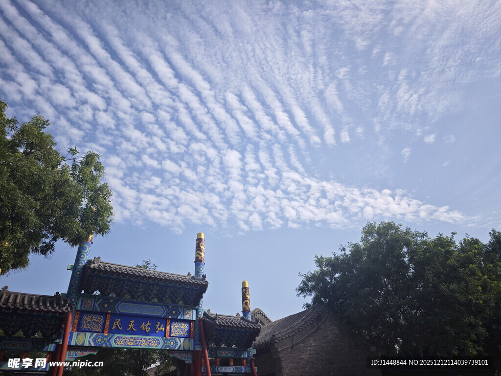 古建上空的美丽云景