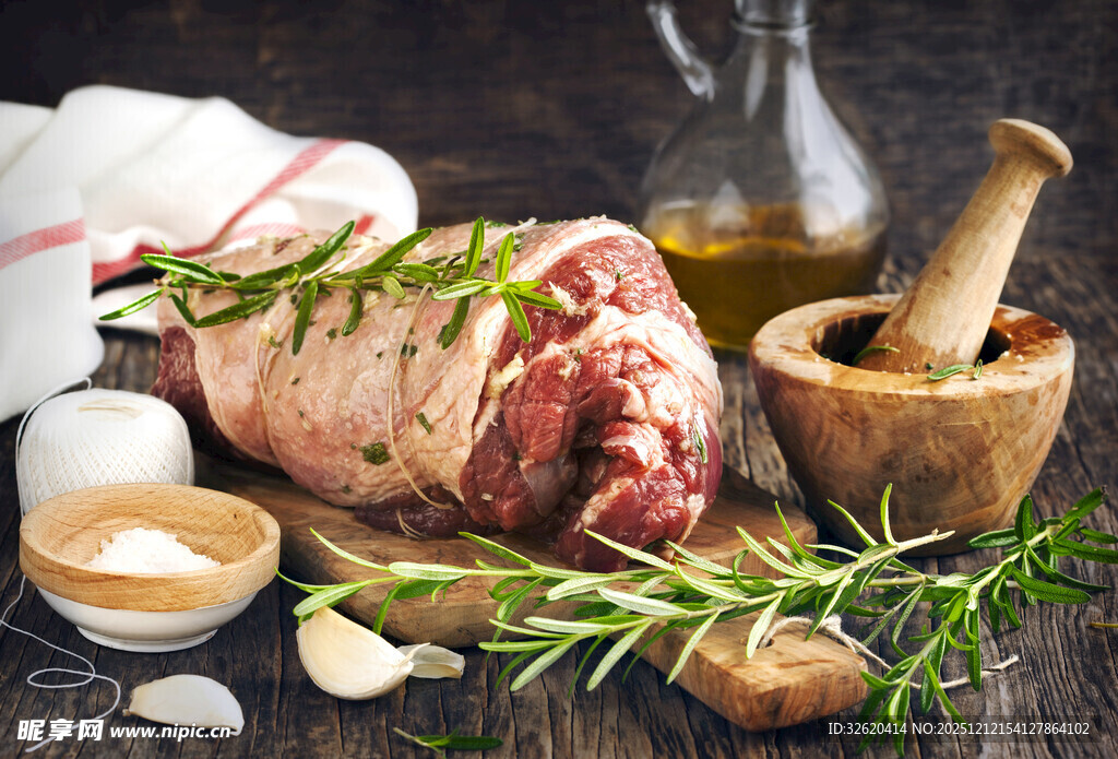 新鲜生肉与烹饪配料