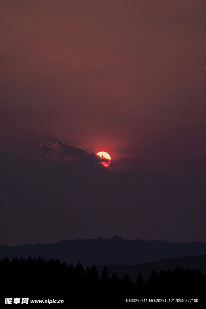 夕阳西下映天际