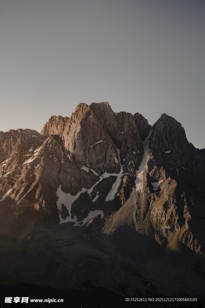 壮丽山景 夕阳下的巍峨山峰
