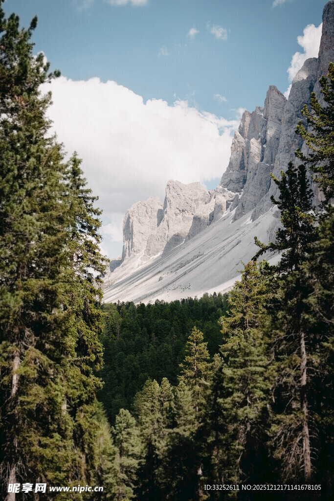 山林间的巍峨壮丽山峰