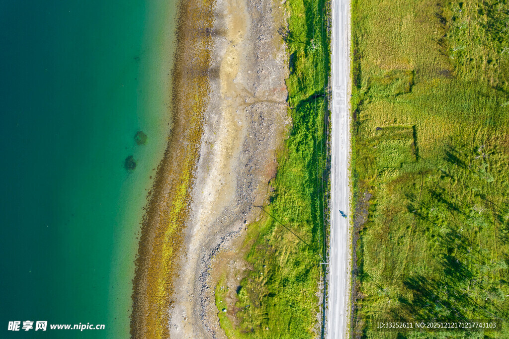 航拍翠绿海岸边蜿蜒道路