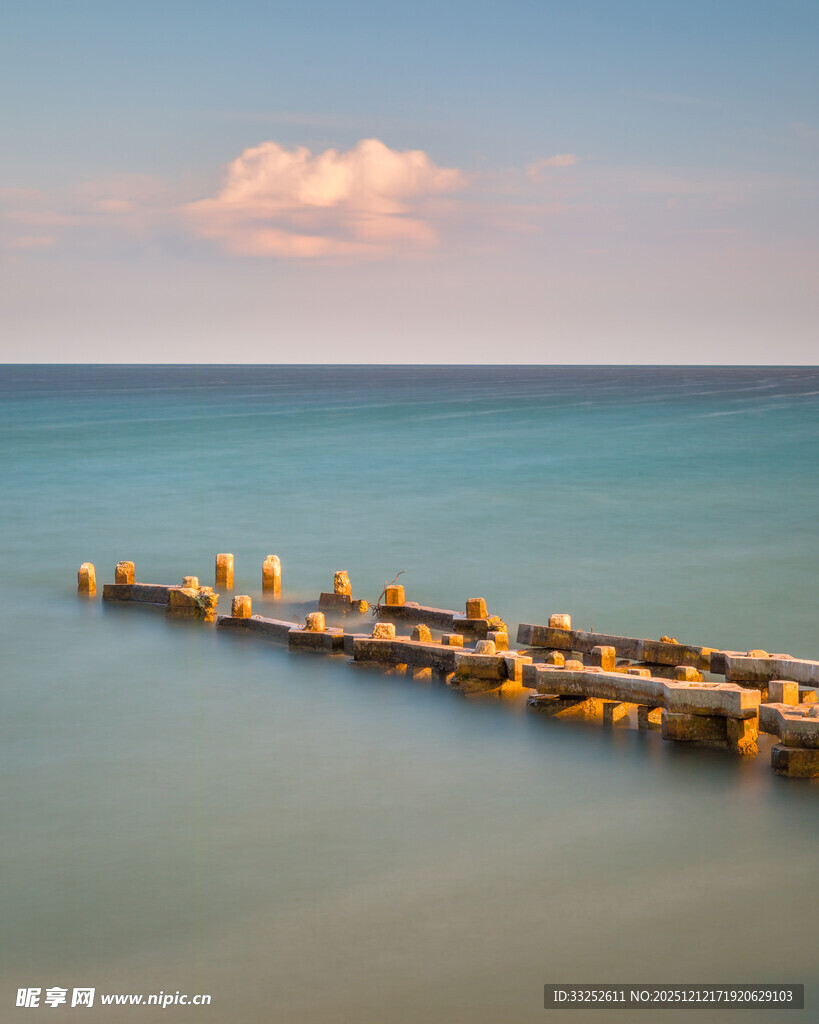 海边栈桥 静谧的蓝色海洋