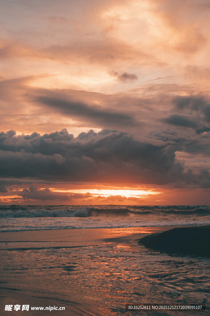 海边日落时分的美丽景象