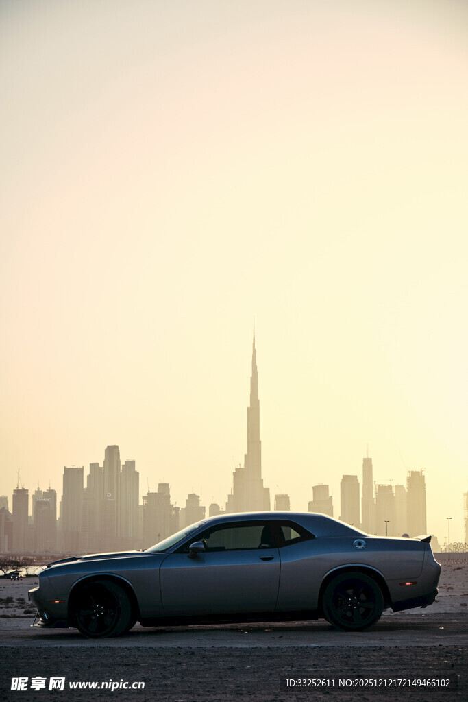 迪拜城市天际线下的汽车