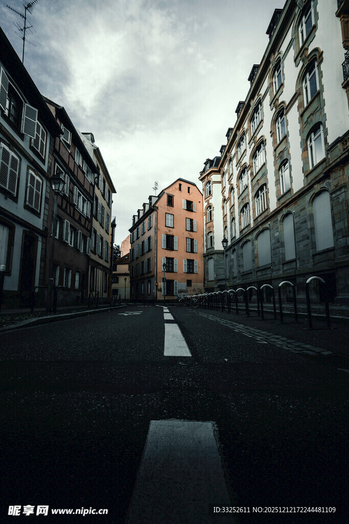 城市街道中的空旷道路