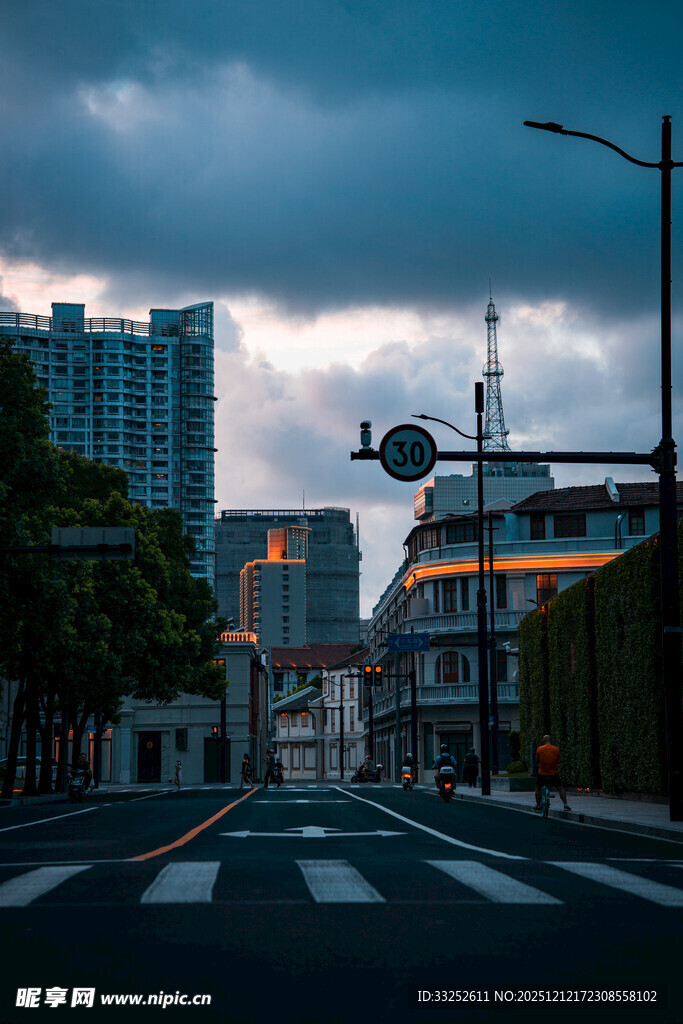 城市街道黄昏时的独特景致
