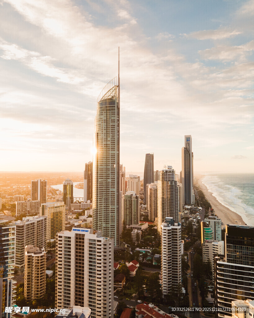 城市天际线 高楼与霞光