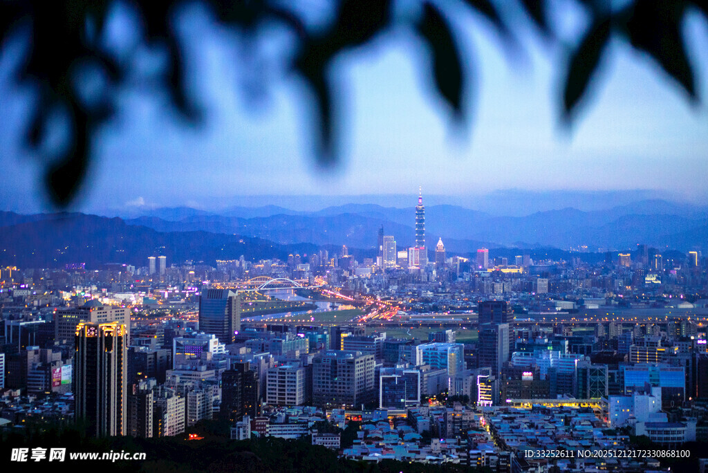 夜幕下的繁华都市景观