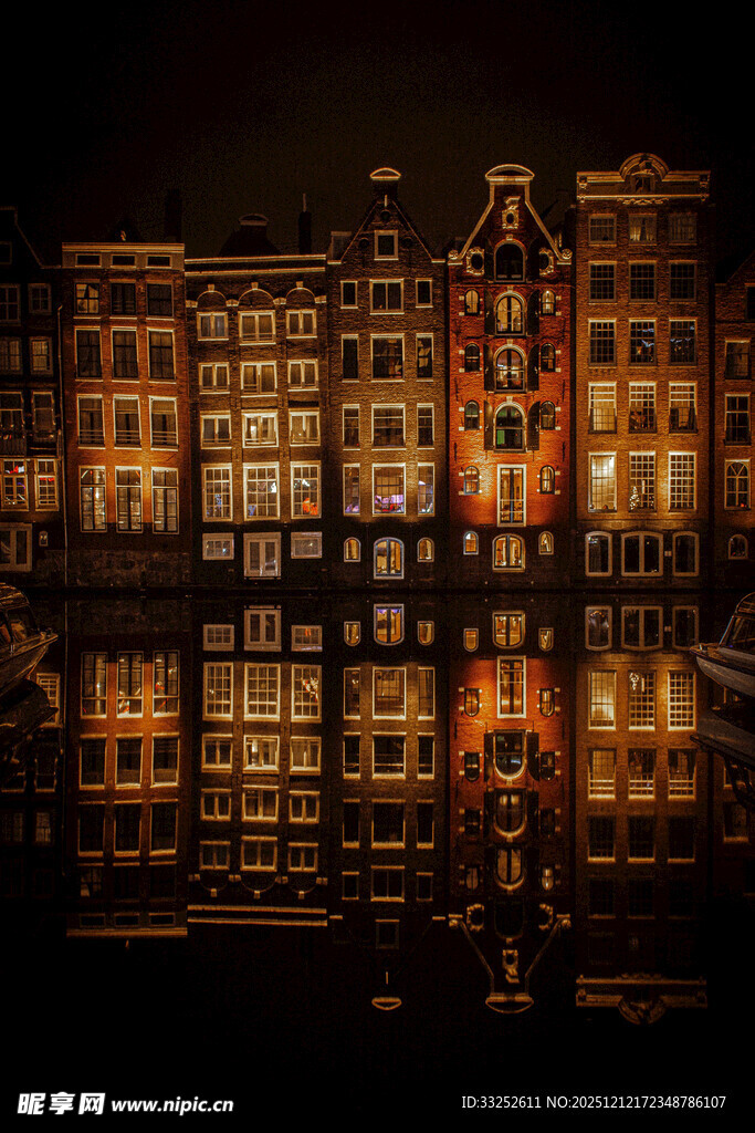 夜晚灯火辉煌的欧式建筑