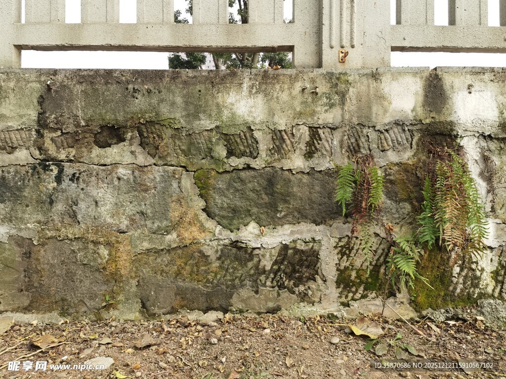 古老石墙尽显岁月痕迹