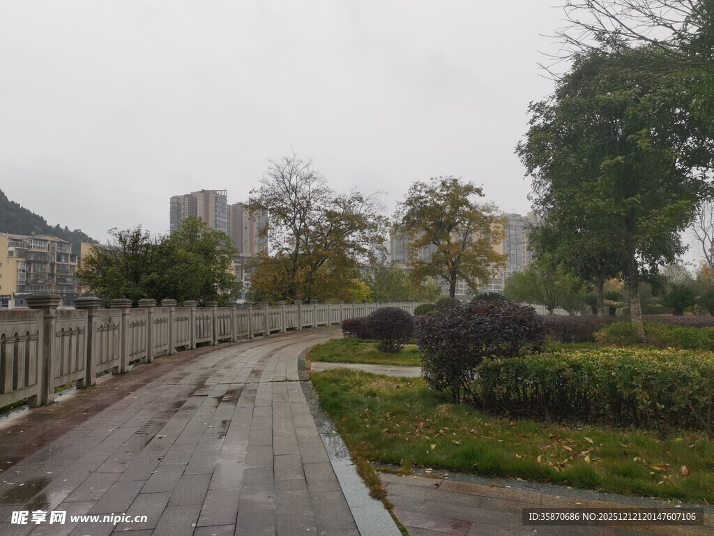 雨中城市步道景观