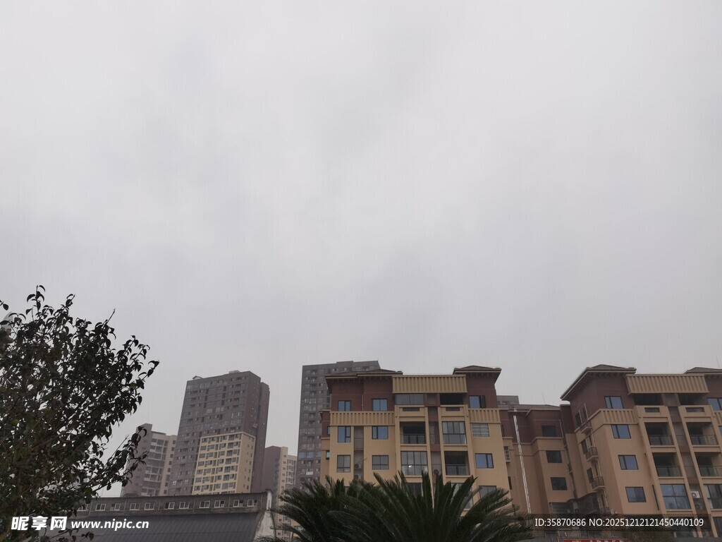 阴天中的城市居民楼景观