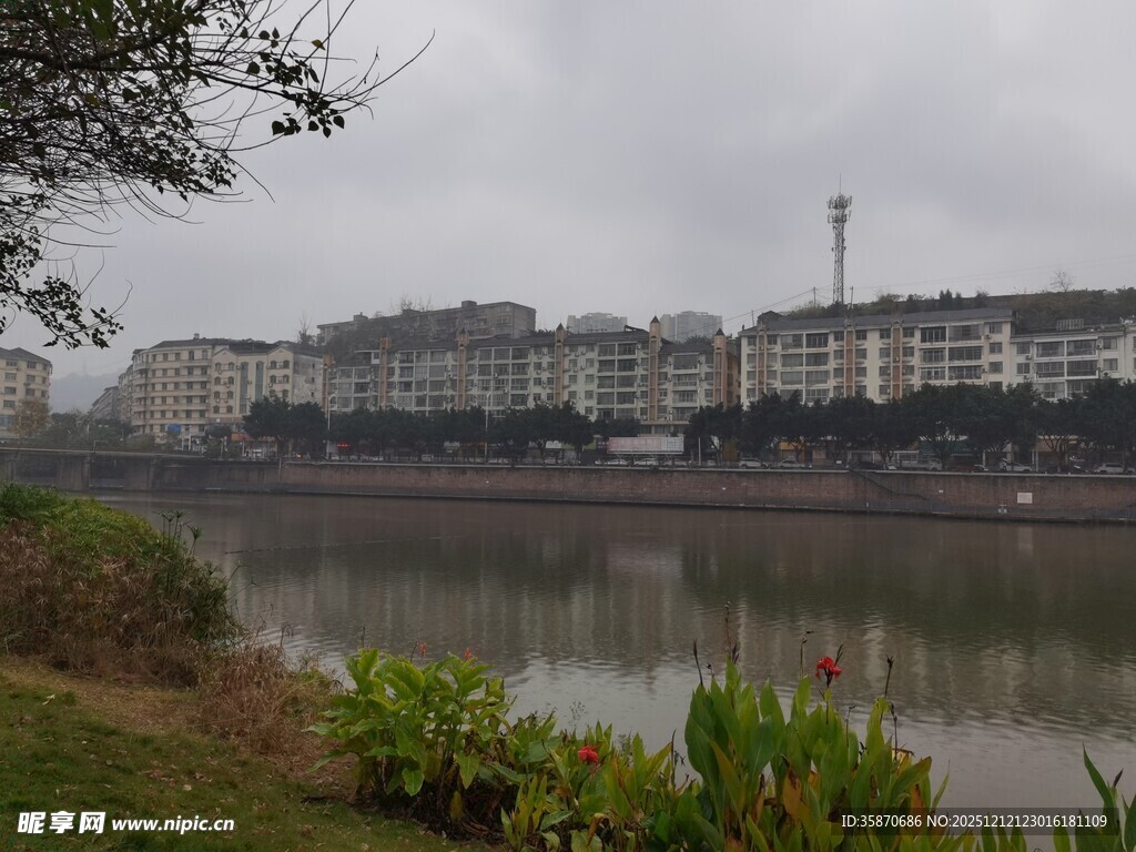 河畔城市景观静谧风光