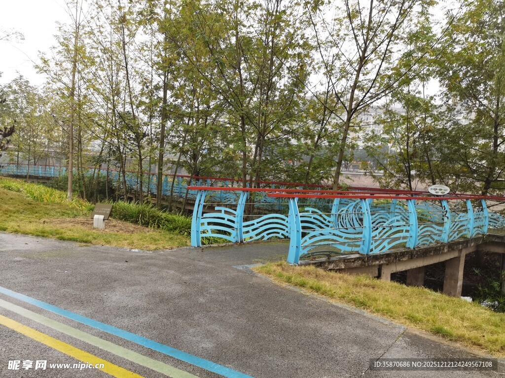 乡村蓝色小桥旁的道路