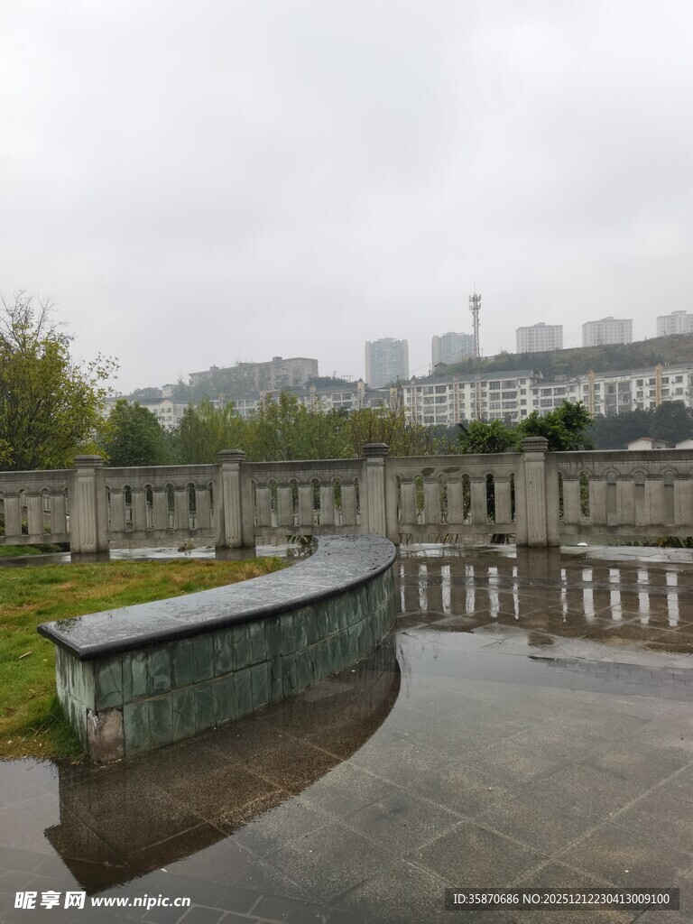 雨中的户外长椅与建筑景观