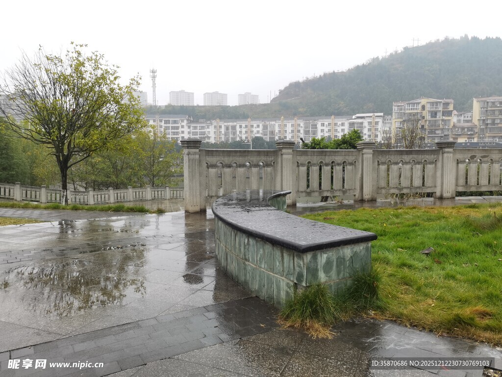 雨后积水的户外长椅场景