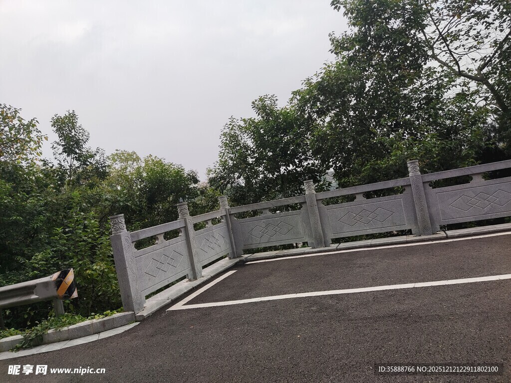 户外景观中的白色围栏