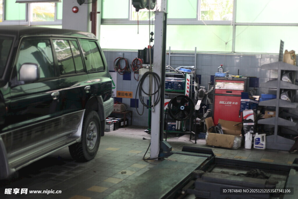 汽车维修车间内景