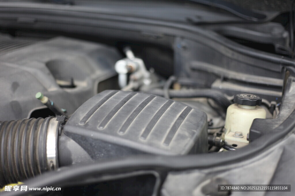 汽车发动机舱细节展示