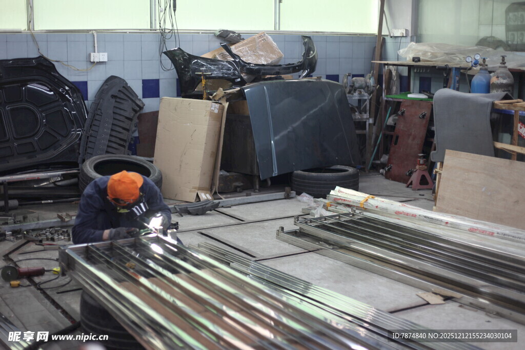 工人车间内专注焊接金属管