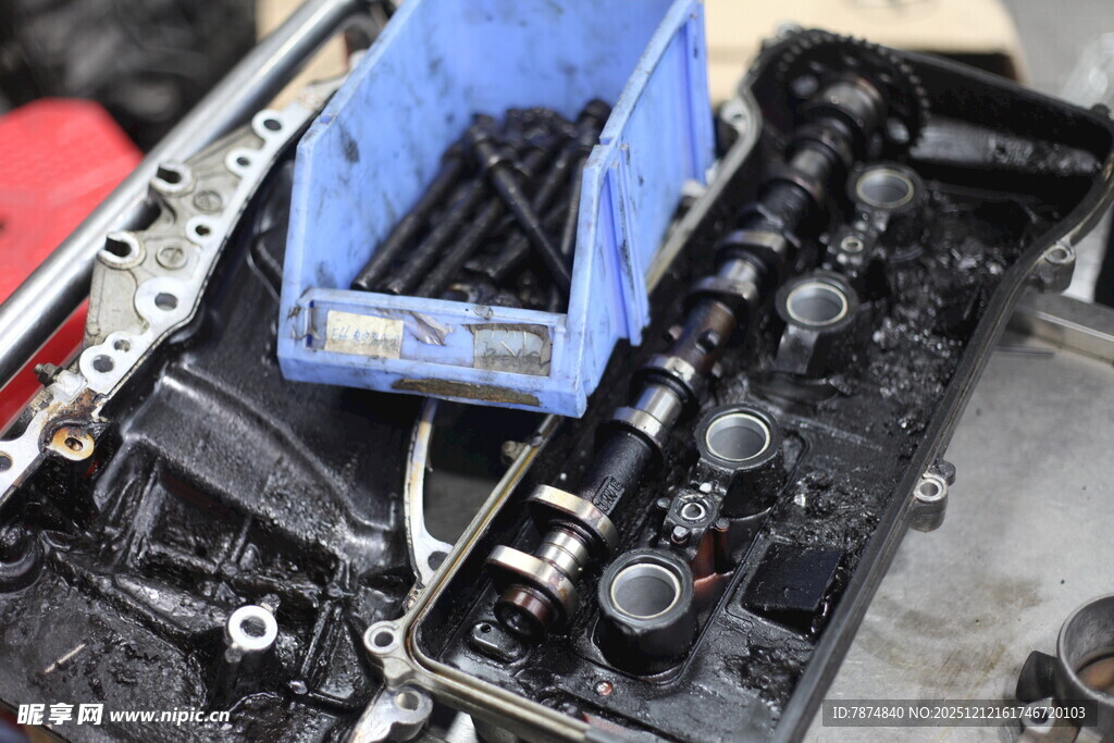 汽车发动机零件拆解场景