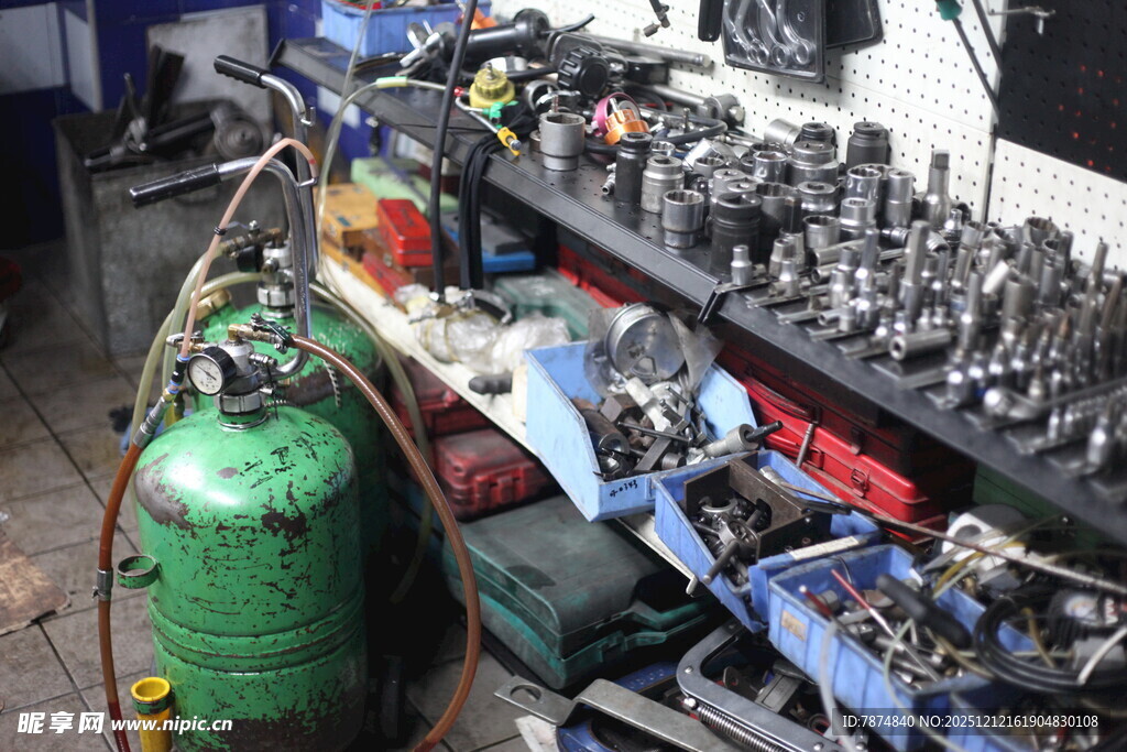 汽修车间工具零件摆放场景